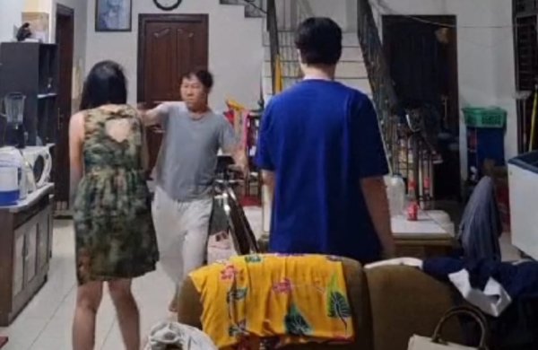 Oknum Pengacara Moses Hendry Diduga KDRT dan Sering Bugil di Depan Putrinya