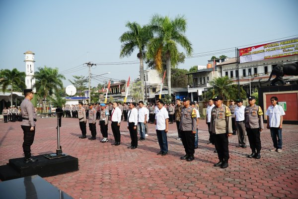 Polresta Bandung Berikan Penghargaan Kepada Sejumlah Personil Polsek dan Tokoh Masyarakat Majalaya