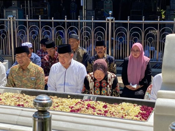 Paslon Pilgub Jatim Risma dan Gus Hans Ziarah Ke Makam Sunan Ampel
