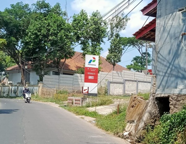 Warga Keluhkan Adanya Kabel yang Menjuntai Ke Bawah, Beresiko Membahayakan Nyawa