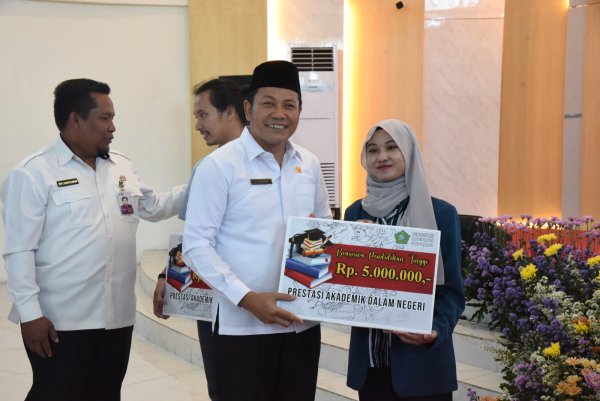 Dua Mahasiawa Sidoarjo  Merasa Terbantu dan Bersyukur  Mendapatkan Beasiswa Pendidikan Pemkab Sidoarjo