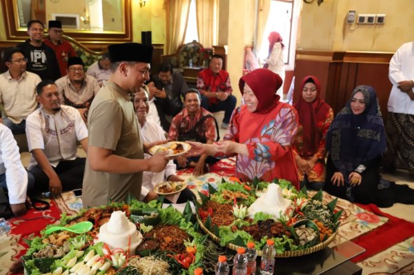 Pasangan Risma-Gus Hans Resmikan Posko Pemenangan di  Surabaya
