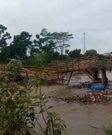 Jembatan Alternatif Penghubung 3 Kecamatan Terputus, Akibat Derasnya Arus Sungai Citarum