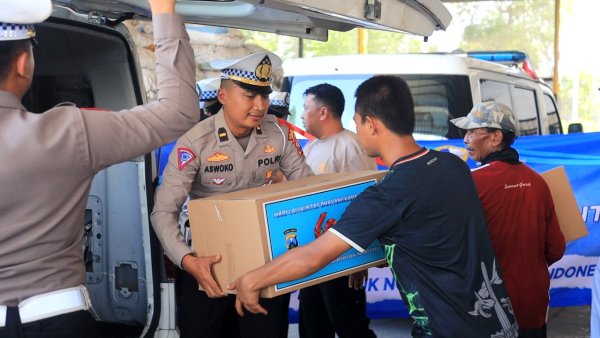 Satlantas Polres Gresik Gelar Bakti Sosial  Rayakan HUT ke-69 mulai donor darah hingga bagikan air bersih