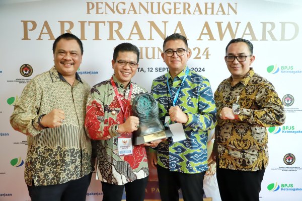 Berikan BPJS Ketenagakerjaan Bagi Pekerja Rentan, Kang DS Raih Anugerah Paritrana Award dari Presiden Jokowi