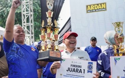Semarak Hari Jadi Kota Bandung, Kesbangpol Juarai Pawai Kendaraan Hias Lewat Replika Maung Bandung
