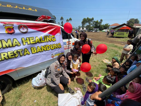 Trauma Healing Pasca Gempa Bumi Kertasari, Polresta Bandung Bantu Warga Terdampak