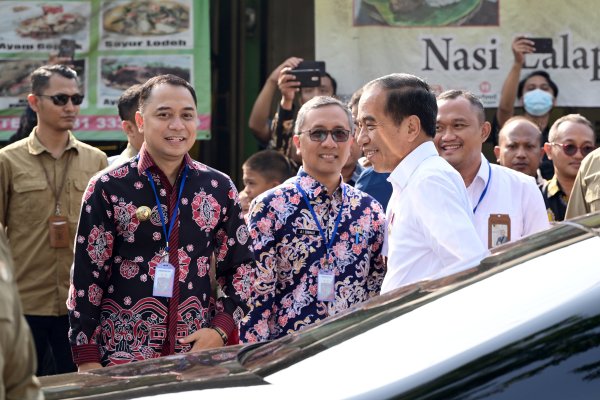 Kunjungi Pasar Dukuh Kupang, Presiden Jokowi Cek Harga dan Interaksi dengan Warga