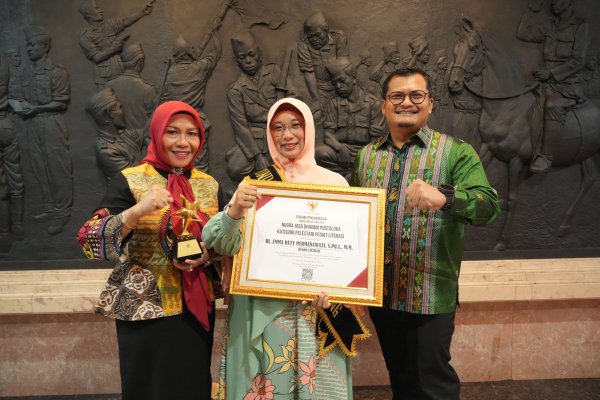 Pelestari Pegiat Literasi, Bunda Literasi Emma Dety Raih Penghargaan Nugra Jasa Dharma Pustaloka
