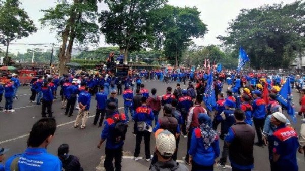 Buruh Unjuk Rasa di Gedung Sate Desak Pj Gubernur Segera Keluarkan SK Upah di Atas Satu Tahun