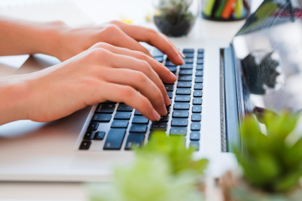 Mengatasi Masalah Keyboard Laptop yang Mengetik Sendiri