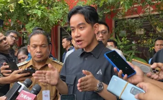 Gibran dan Pj Gubernur DKI Distribusikan 600 Paket Makanan Bergizi untuk Anak-Anak Sekolah