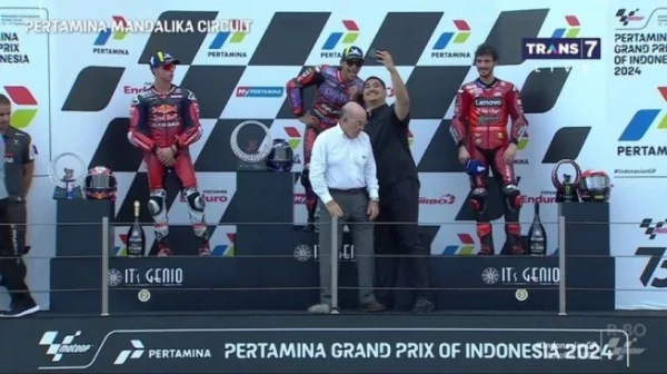 Aksi Menpora Dito, Selfie Saat Seremonial Mendali di Podium