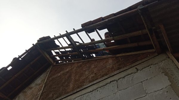 Puting Beliung Terjang Sukabumi: Puluhan Rumah Rusak, Warga Mengungsi