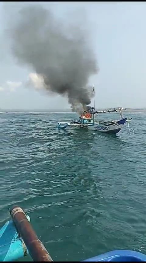 Perahu Nelayan Ujunggenteng Sukabumi Terbakar di Laut