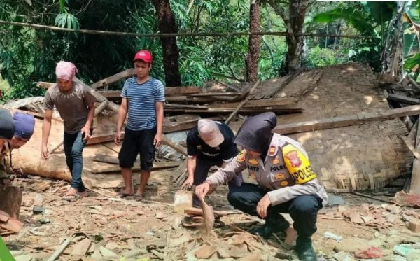 Polisi di Sukabumi Robohkan Rumah Reyot Milik Nenek Juariah untuk Dibangun Kembali