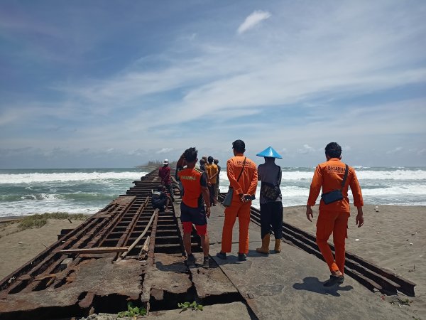 3 Nelayan Hilang dan 71 Orang Terjebak di Ujung Dermaga Laut Tegalbuleud Sukabumi