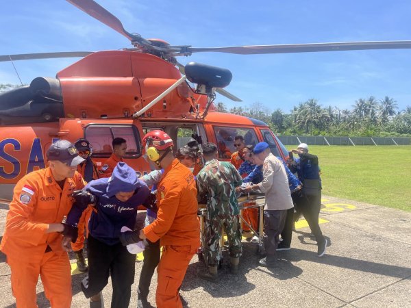 71 Nelayan Sukabumi yang Terjebak di Bekas Dermaga Dievakuasi Lewat Jalur Darat dan Laut