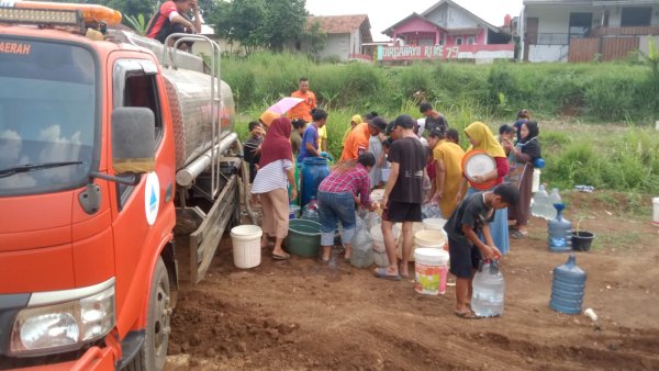BPBD Kabupaten Sukabumi Salurkan Air Bersih Bagi Warga Terdampak Kekeringan di Sekitar Proyek Tol Bocimi