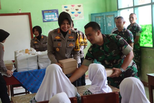 Polres dan Kodim Bagikan Makanan untuk Pelajar Sukabumi