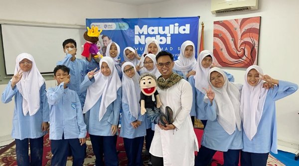 Maulid Nabi di SMP Lazuardi Al Falah: Tausyiah Interaktif dan Penampilan Chicko