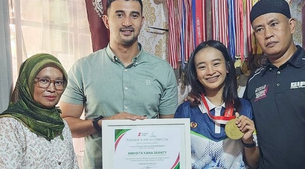 Ali Syakieb Anugrahi Dua Pemuda Inspiratif Kabupaten Bandung