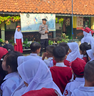 Antisipasi Kenakalan Remaja, Kanit Binmas Polsek Ibun Sampaikan Amanat Dalam Upacara Hari Senin