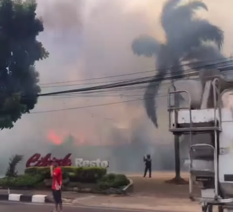 Kebakaran di Dekat RM Cibiuk, Petugas Berusaha Padamkan Api