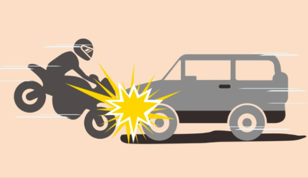 Akibat Terebos Lampu Merah Pengendara Motor Tambar Mobil di Depok