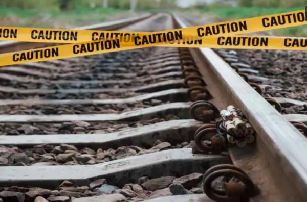 Anak Perempuan 9 Tahun Terpental Saat Melintasi Jalur Kereta Api