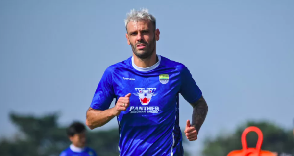 Insiden Mengkhawatirkan di Laga Persib vs Persebaya: Tyronne Del Pino Jatuh Pingsan