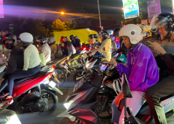 Pemandangan Unik di Stopan Terlama Samsat Bandung: Orang-Orang Asyik Bermain HP
