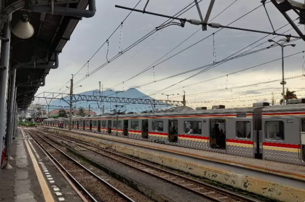 KRL Arah Bogor Tertahan di Dekat Stasiun Citayam akibat Seng Aluminium Tersangkut