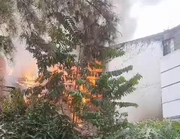 Resto Mas Giri Terbakar Tim Pemadam Kebakaran Berusaha Memadamkan Api