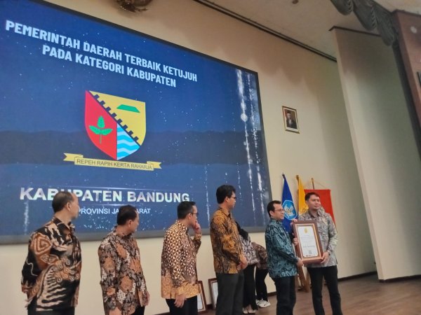 Digelar UGM dan Kemenkominfo, Pemkab Bandung Raih Penghargaan GM-DTGI Award 2024