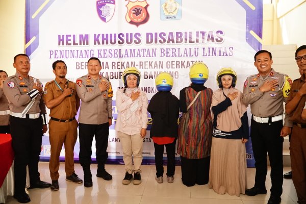Satlantas Polresta Bandung Bagikan Helm Inklusif untuk Pengendara Disabilitas dalam Operasi Zebra Lodaya