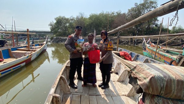 Pelaksanaan Jumat Berkah, Kapolsek Sedati Bagikan Sembako dan Berikan Himbauan Kamtibmas Jelang Pilkada