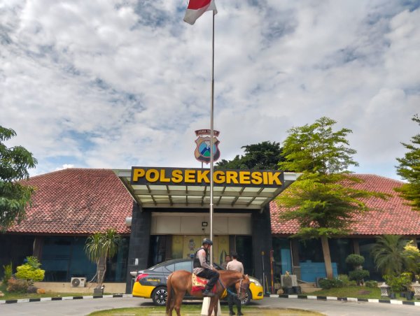 Inovasi Kapolsek Gresik Kota Patroli Berkuda Jalin Keakraban dengan Warga