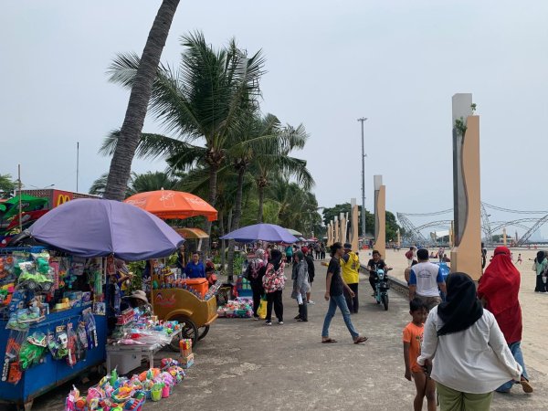 Ancol Tata Pedagang Asongan Di Kawasan Pantai Untuk Naik Kelas