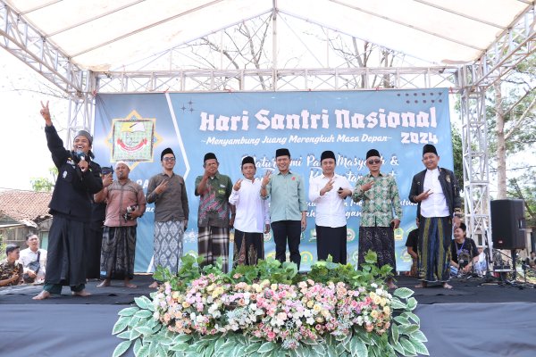 Cabup Bandung Dadang Supriatna Hadir di Tengah-tengah Masyarakat Pada Giat Hari Santri Nasional di Kecamatan Pacet