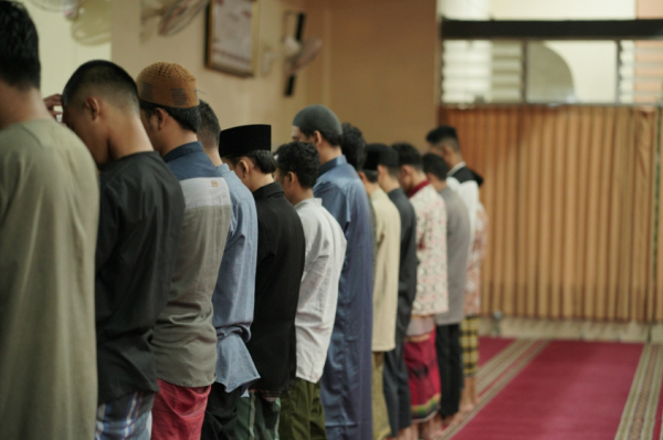 Sholat Jamak Taqdim Dzuhur dan Ashar: Niat, Tata Cara, dan Syaratnya