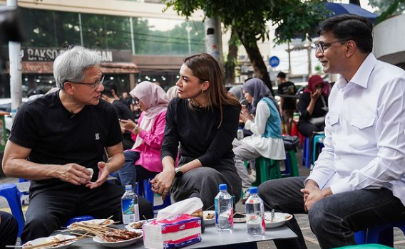 CEO Nvidia Jensen Huang Nikmati Gultik di Blok M Sambil Bahas Masa Depan AI Indonesia