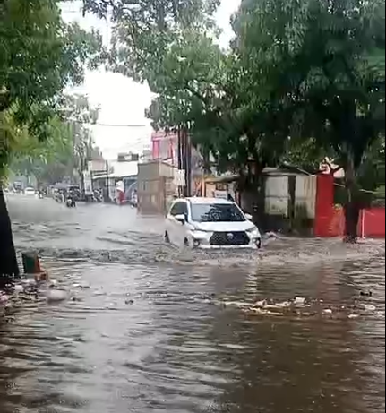 Hujan Deras Picu Banjir di Jalan Raya Siliwangi, Baleendah