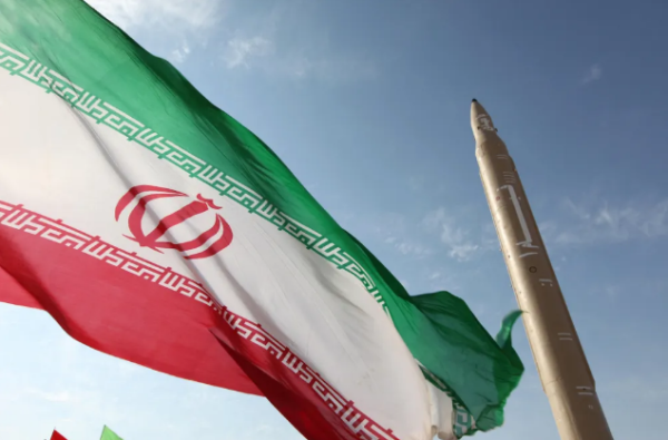 Iran Siap Serang Balik Israel Setelah Serangan Mematikan ke Fasilitas Militer