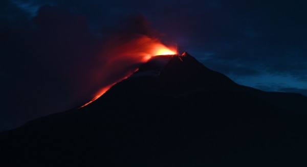 Erupsi Gunung Lewotobi Laki-laki: Sembilan Orang Tewas dan Banyak Rumah Terbakar di Flores Timur