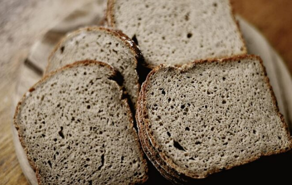 Perbedaan antara Roti Putih dan Roti Gandum Utuh, serta Cara Memastikan Keaslian Roti Gandum