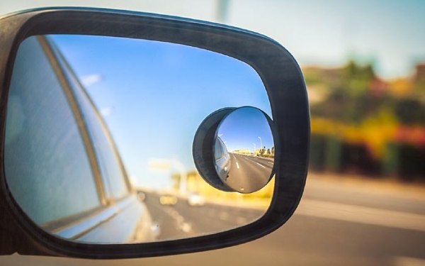 Tantangan Berkendara Motor di Belakang Kendaraan Besar: Waspadai Blind Spot