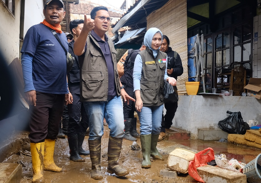 Sahrul Gunawan dan Istrinya Kunjungi Korban Banjir Bandang di Desa Banjaran Wetan