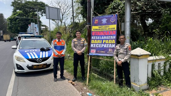 Polisi di Sukabumi Pasang Spanduk Imbauan Hati-hati Rawan Kecelakaan