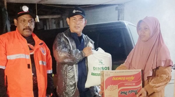 Camat Eef Salurkan Bantuan Terhadap Korban Longsor Tebing di Kp. Manggahang